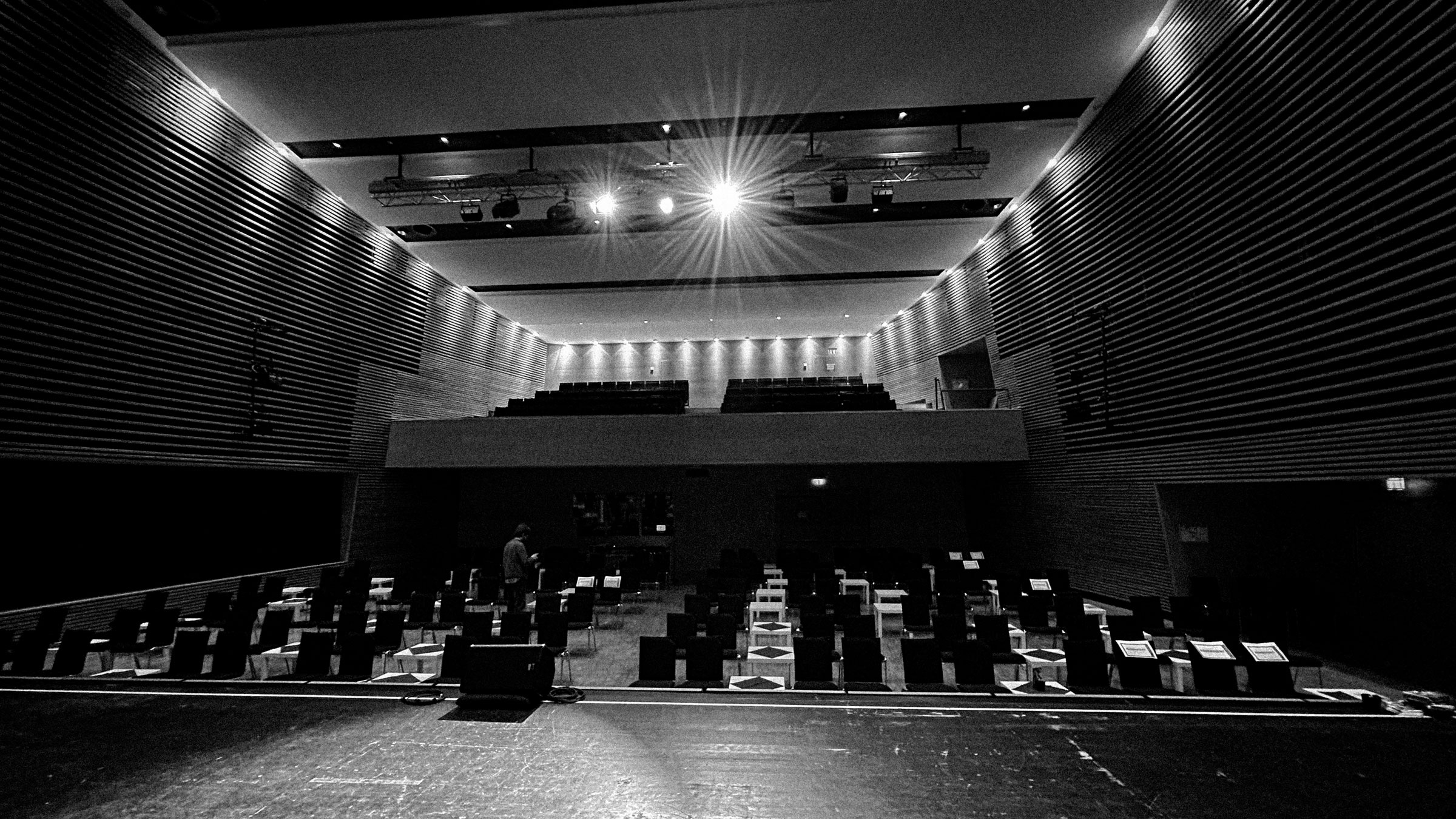 Blick von der Bühne auf leere Stuhlreihen in einem Theater